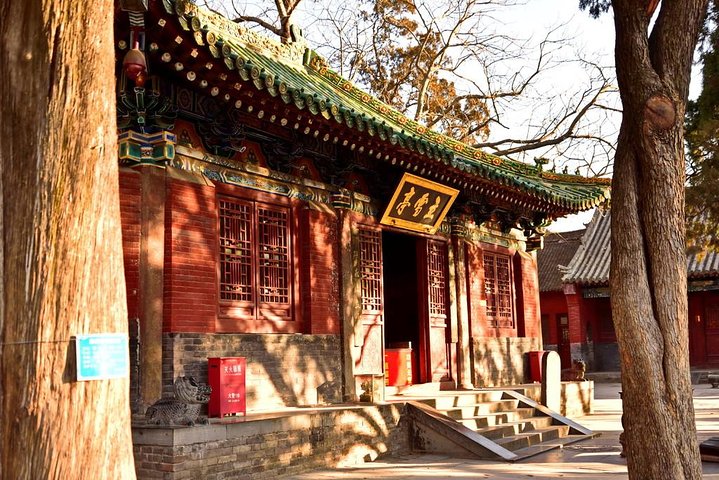 Private Day Tour to Shaolin Temple and Longmen Grottoes from Zhengzhou