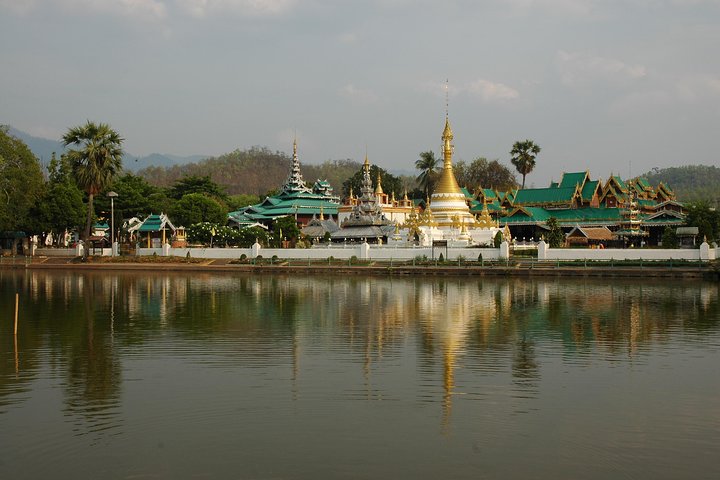 Mae Hong Son City & Temples Tour
