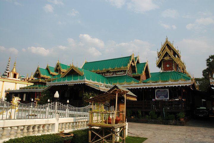 Mae Hong Son City & Temples Tour