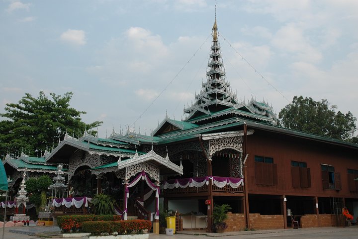 Mae Hong Son City & Temples Tour