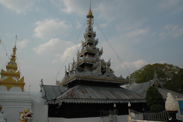 Mae Hong Son City & Temples Tour