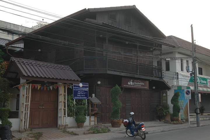 Mae Hong Son City & Temples Tour