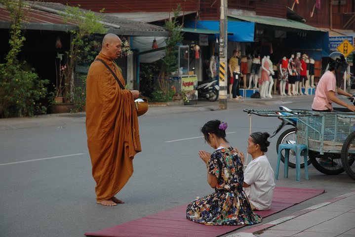 Monks Morning Almsgiving Tour – Traditional Food Offering