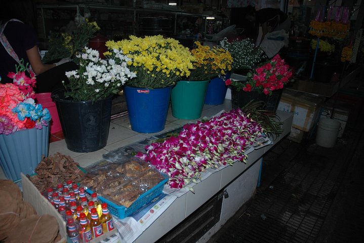 Monks Morning Almsgiving Tour – Traditional Food Offering