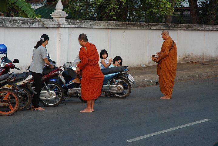 Monks Morning Almsgiving Tour – Traditional Food Offering