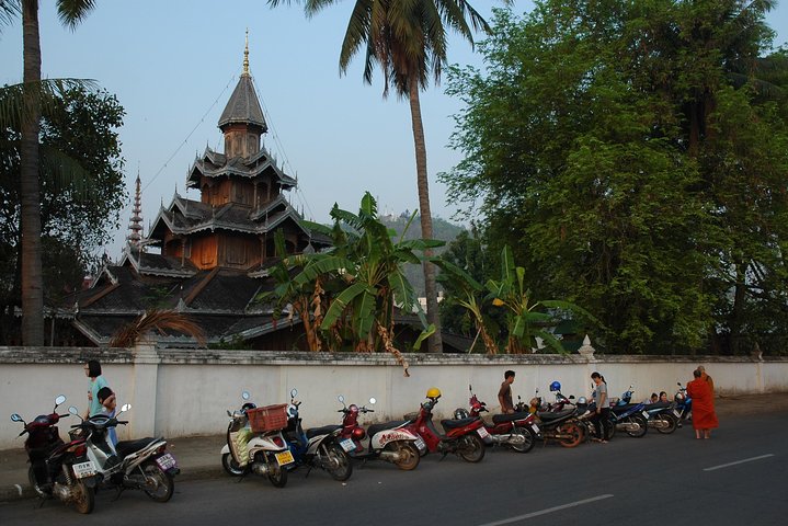 Monks Morning Almsgiving Tour – Traditional Food Offering