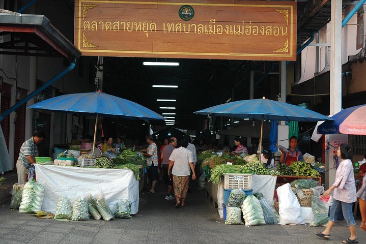 Monks Morning Almsgiving Tour – Traditional Food Offering