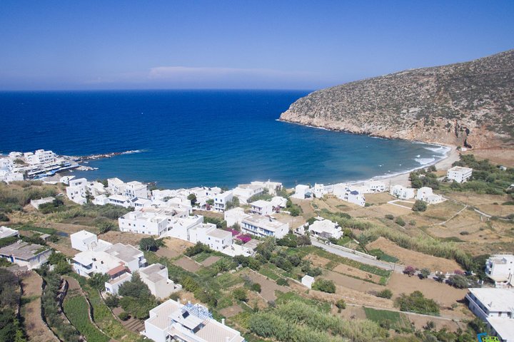 Naxos Highlights Bus Tour with Free Time for Lunch at Apeiranthos