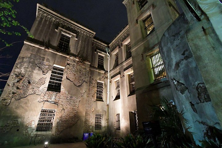 Charleston Haunted Jail Night-Time Walking Tour with Admission to Old City Jail