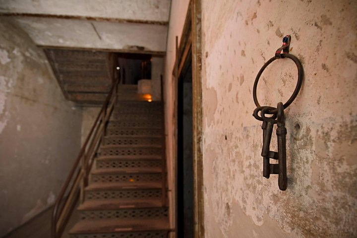 Charleston Haunted Jail Night-Time Walking Tour with Admission to Old City Jail