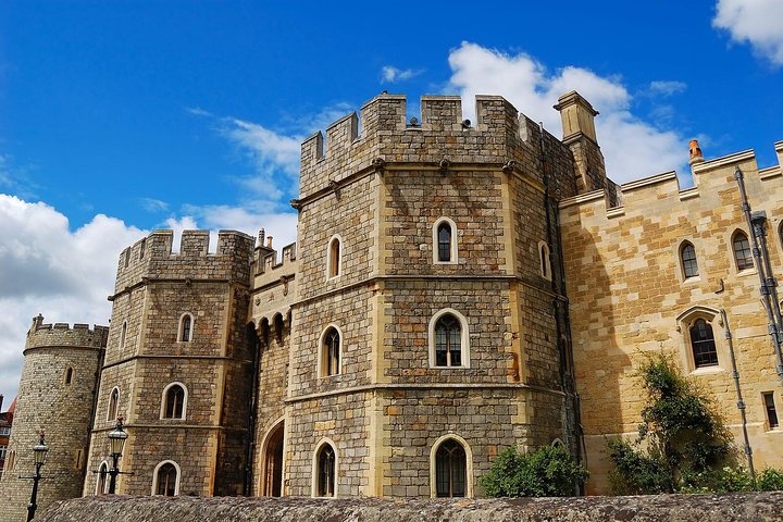 Stonehenge, Windsor Castle and Bath with Pub Lunch in Lacock