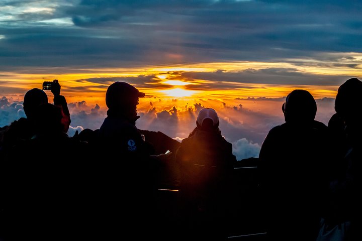 Maui: Haleakala Sunrise Spectacular with Local Breakfast