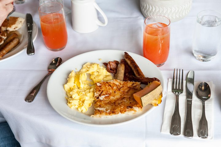 Maui: Haleakala Sunrise Spectacular with Local Breakfast