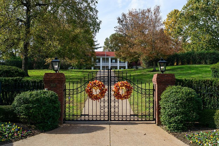 Nashville "Homes Of The Stars" Narrated Bus Tour with 30+ Celebrity Homes