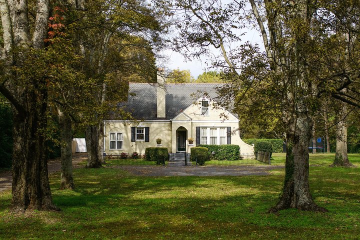 Nashville "Homes Of The Stars" Narrated Bus Tour with 30+ Celebrity Homes