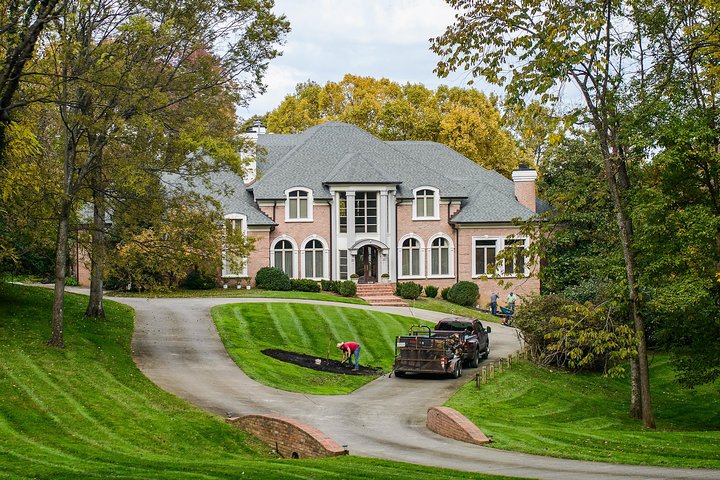 Nashville "Homes Of The Stars" Narrated Bus Tour with 30+ Celebrity Homes