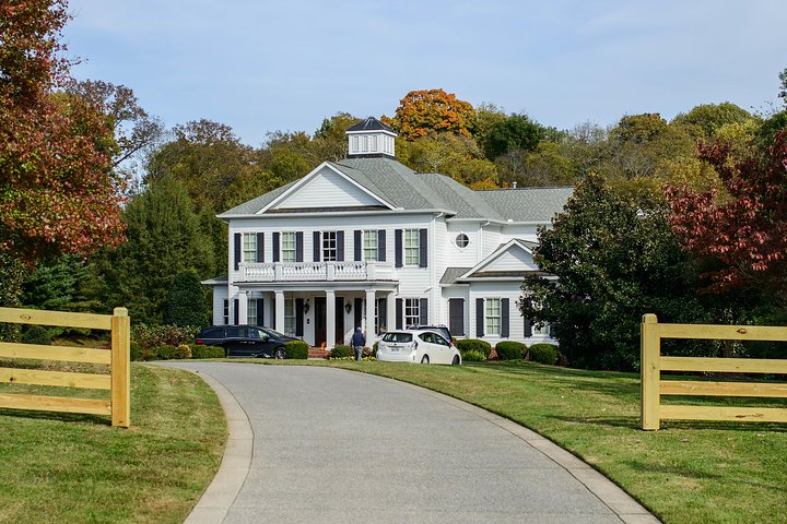 Nashville "Homes Of The Stars" Narrated Bus Tour with 30+ Celebrity Homes
