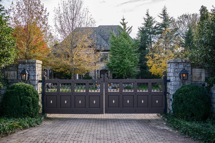 Nashville "Homes Of The Stars" Narrated Bus Tour with 30+ Celebrity Homes
