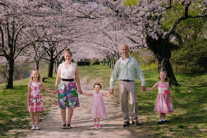 Private Photo Session with a Local Photographer in Iwakuni