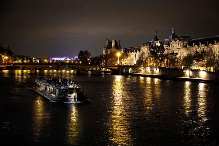 Paris Seine River Sightseeing Cruise with Commentary by Bateaux Parisiens