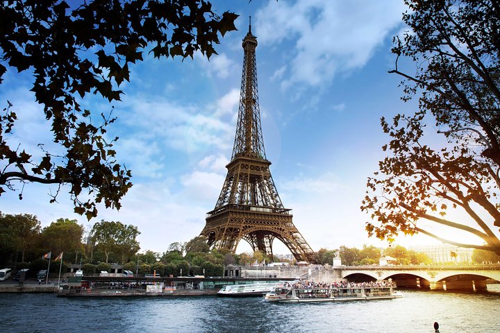 Paris Seine River Sightseeing Cruise with Commentary by Bateaux Parisiens