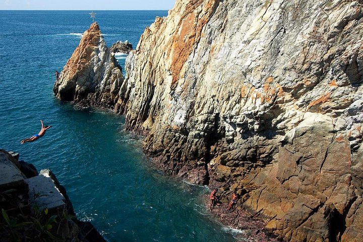 Express High Cliff Drivers at Acapulco