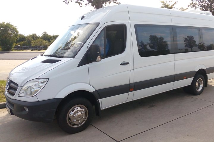 Private one way transfer from Hallstatt to Prague