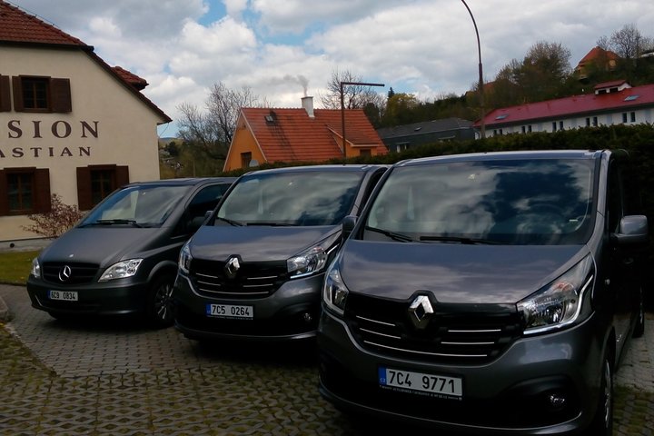 Private one way transfer from Hallstatt to Prague