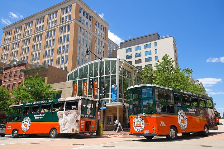 Washington DC Hop-On Hop-off Trolley Tour with 15 Stops