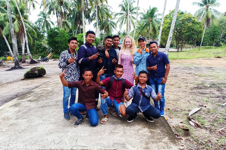 Bintan Sand Dunes and Blue Lakes Half-Day Tour with Lunch