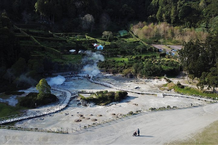 Adventure in the Furnas, with volcanoes, lagoons and tea plantations