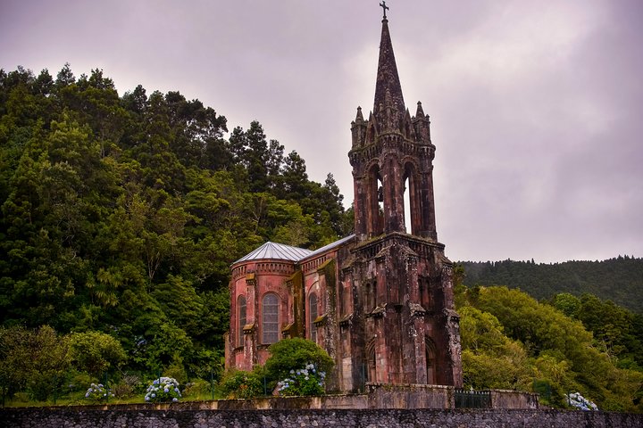 Adventure in the Furnas, with volcanoes, lagoons and tea plantations