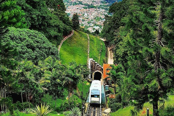 Penang Day Trip with Temple and Penang Hill Tickets (Fast Lane)