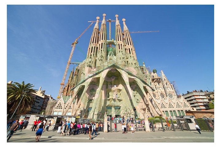 Sagrada Familia English Guided Tour & Optional Tower Access