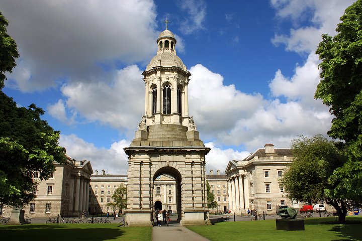 Dublin Book of Kells, Castle and Molly Malone Statue Guided Tour