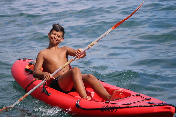 Kayak tour in Lagos to visit the caves with snorkeling.