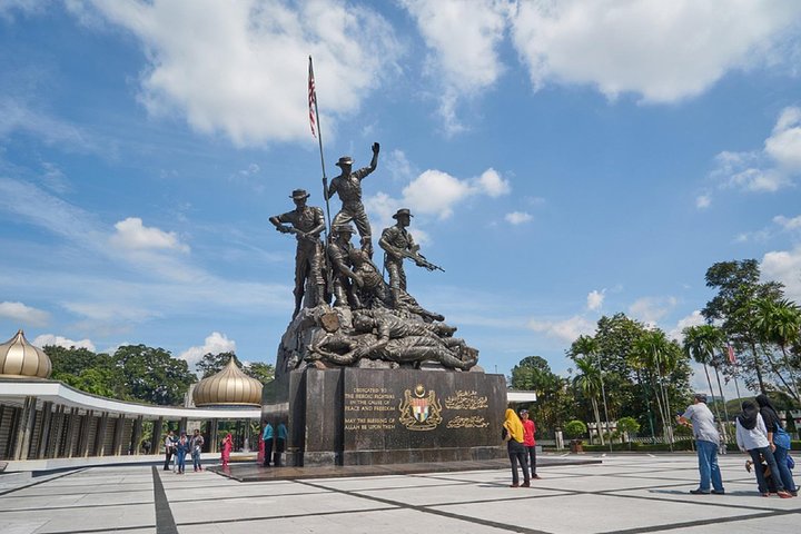 Private Tour Kuala Lumpur with Petronas Twin Towers Observation Deck & Batu Cave