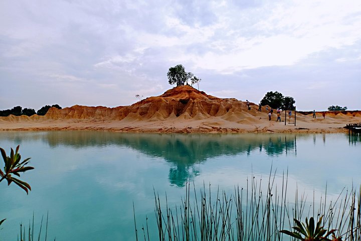 Bintan Sand Dunes and Blue Lakes Half-Day Tour with Lunch