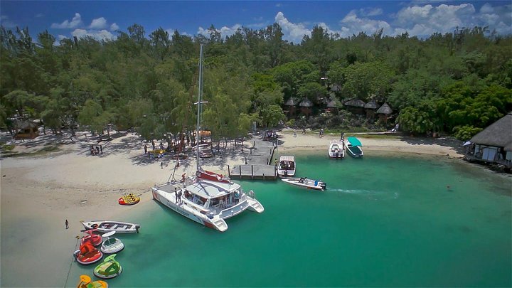 Full-Day Catamaran Cruise to Île aux Cerfs with BBQ Lunch