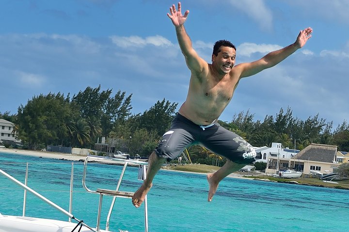 Full-Day Catamaran Cruise to Île aux Cerfs with BBQ Lunch