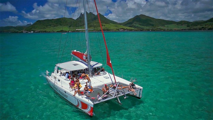 Full-Day Catamaran Cruise to Île aux Cerfs with BBQ Lunch