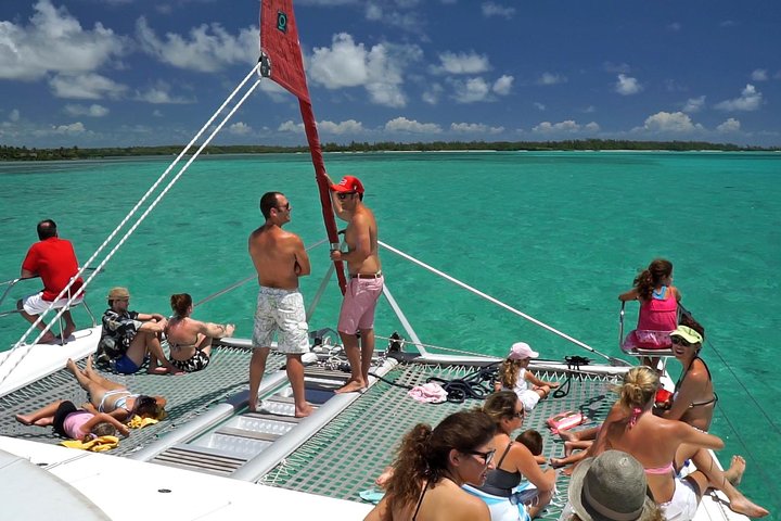 Full-Day Catamaran Cruise to Île aux Cerfs with BBQ Lunch