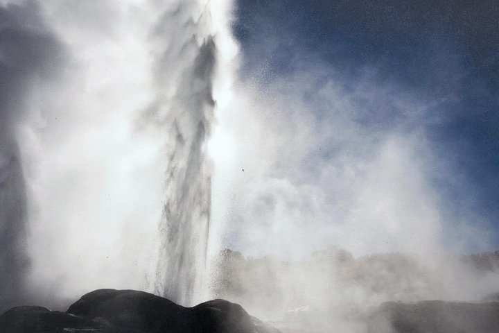 Private, via beaches, Kiwi farm to Rotorua 8 lakes & Geothermal