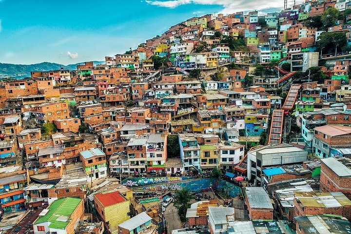 Comuna 13 Graffiti Tour with Street Food