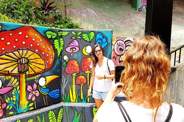 Comuna 13 Graffiti Tour with Street Food