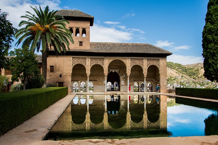 Granada: Alhambra and Nasrid Palaces Ticket with Audioguide