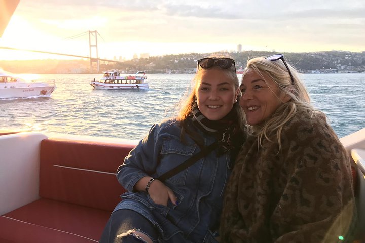 Istanbul Bosphorus Sunset Luxury Yacht Cruise with Snacks