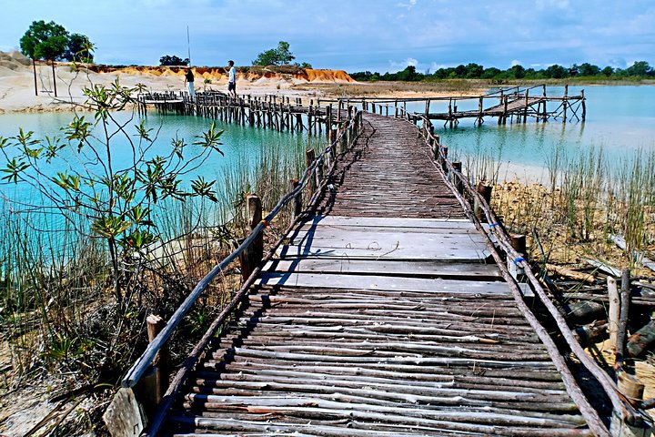 Bintan Sand Dunes and Blue Lakes Half-Day Tour with Lunch