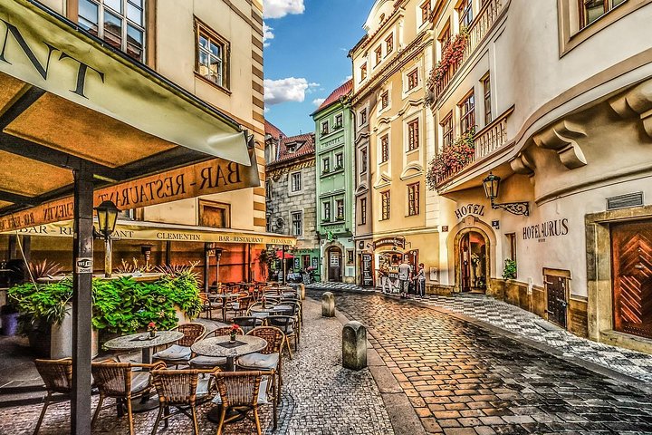 Transfer from Karlovy Vary to Prague: Private daytrip with 2h for sightseeing