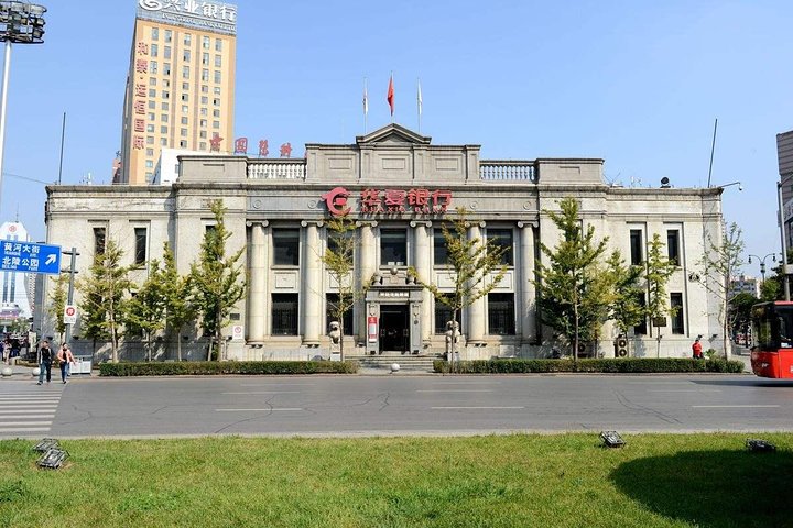 4-Hour Private Tour to Shenyang Zhongshan Square and Xingshun Night Market